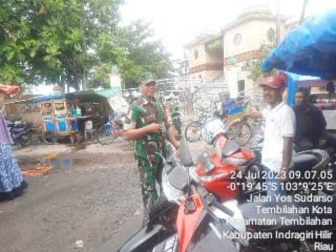 Serda Suratno Tertibkan Parkir Sembarangan dikota