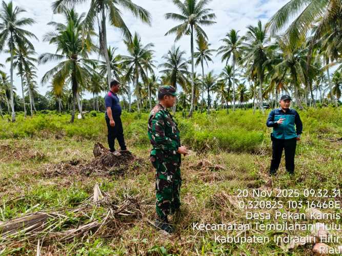 Babinsa melaksanakan patroli tapal batas di Desa Pekan Kamis: