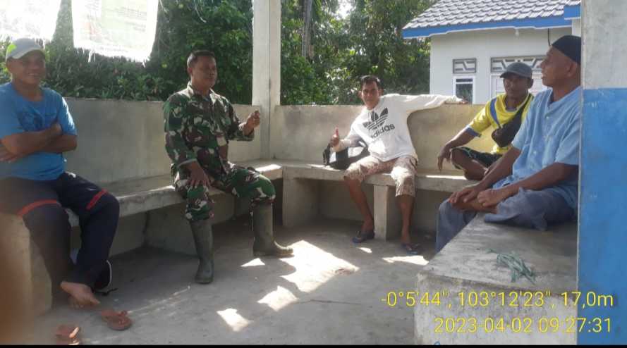 Babinsa Lakukan Koordinasi Kepada Operator Penyeberangan Desa