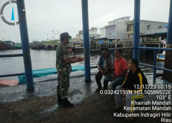 Babinsa Larang Warga Cemari Habitat Laut