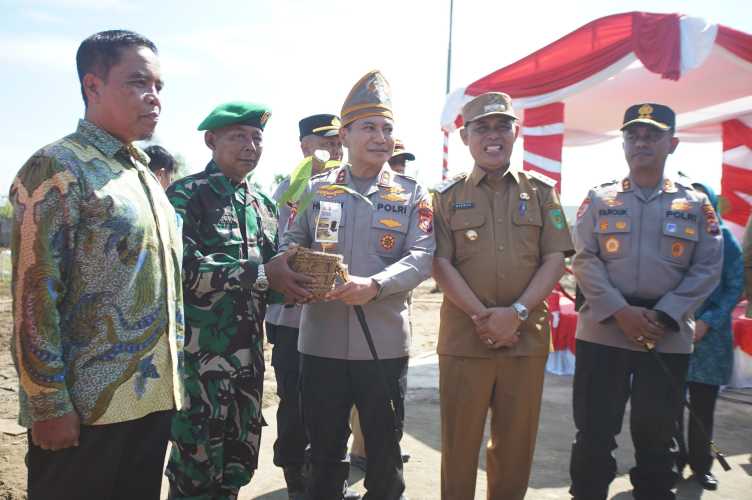 Danramil 01/Tembilahan Terima Pohon dari Kapolda Riau dalam Aksi Penanaman Serentak