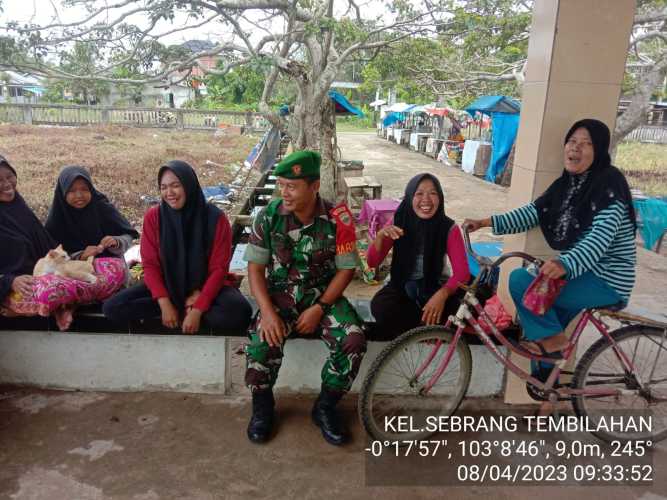 Sertu M.Yasin fasilitasi Warga Lakukan Ziarah Kubur Menjelang Lebaran