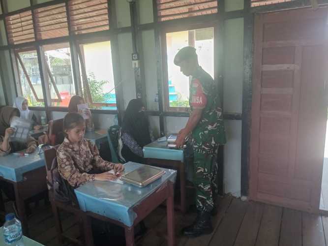 Babinsa Sertu Deni Sutrisno Dampingi Distribusi 2.591 Porsi Program MBG di Kelurahan Sungai Beringin