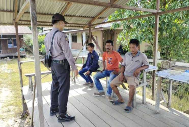 Giat Cooling System Pemilu 2024, Personil Polsek Enok Temui Warga