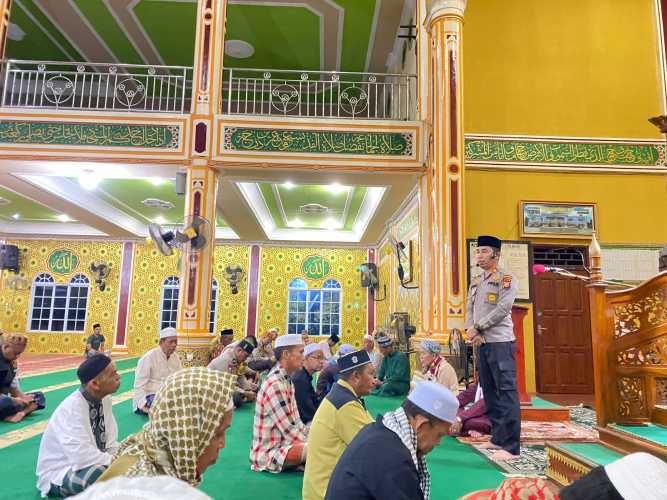 Kapolsek Kempas bersama Personil Sholat Subuh Keliling dan Sarapan Pagi Dengan Para Jamaah.