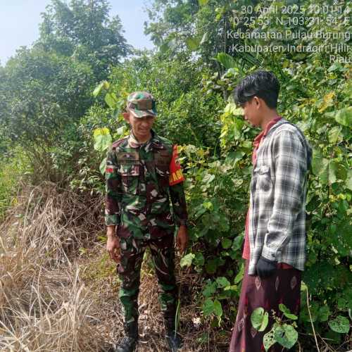 Babinsa Koramil 11/Pulau Burung Tingkatkan Kewaspadaan Karhutla dengan Patroli Terpadu di Desa Keramat Jaya