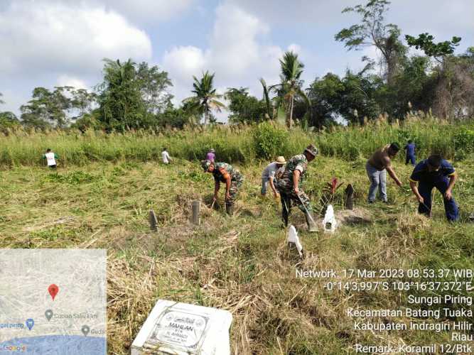 Seluruh anggota Koramil 12/Batang Tuaka  Melaksanakan  Karya Bakti bersama Polsek Batangtuaka