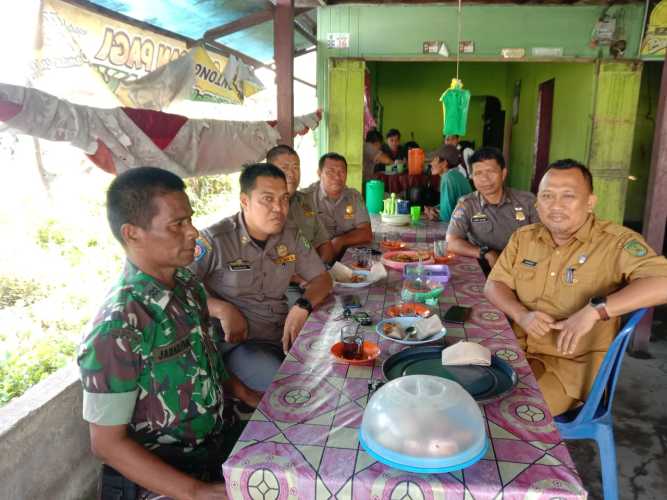 Pelda jaharjam lakukan komsos bersama pegawai kecamatan tembilahan hulu