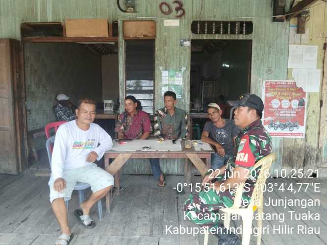 Babinsa Sungai Junjangan Kembangkan Nilai-Nilai Pancasila Melalui Imbauan Gotong Royong