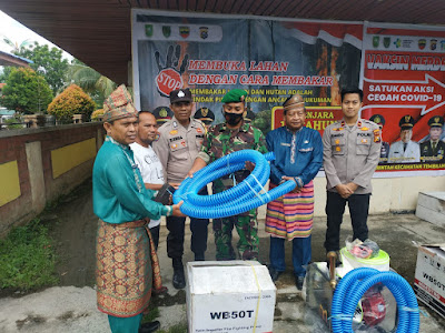 Pelda Indra Mukri Babinsa Koramil 01/Tembilahan Dampingi Penyerahan Alat Pemadam Kebakaran