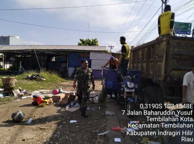 Bersama Petugas Kebersihan, Serda Adri Candra Fokus Jaga Kebersihan Lingkungan
