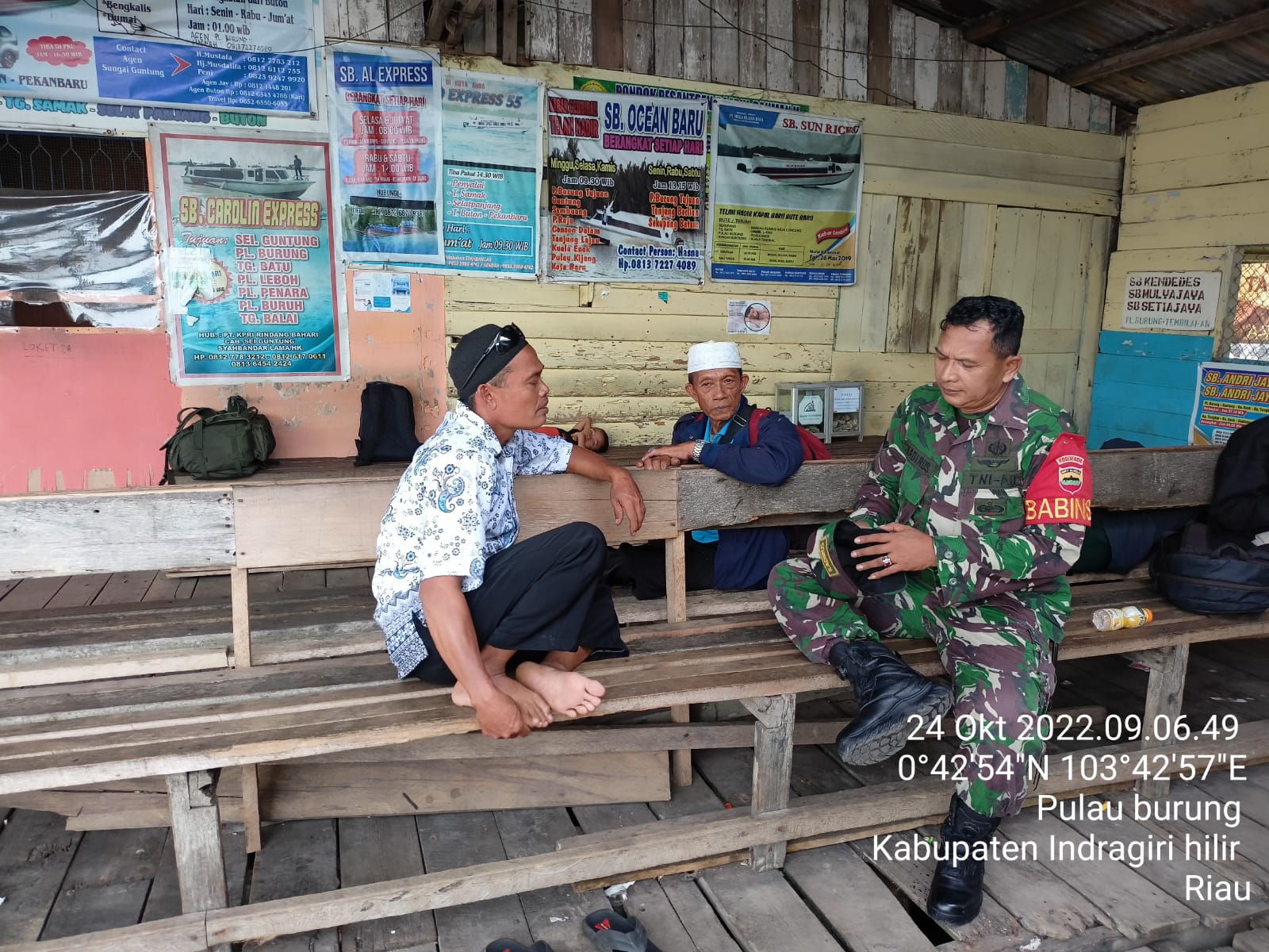 Sertu Kadirus Babinsa Koramil 11/Pulau Burung  Jaga Keseimbangan Protokol Kesehatan