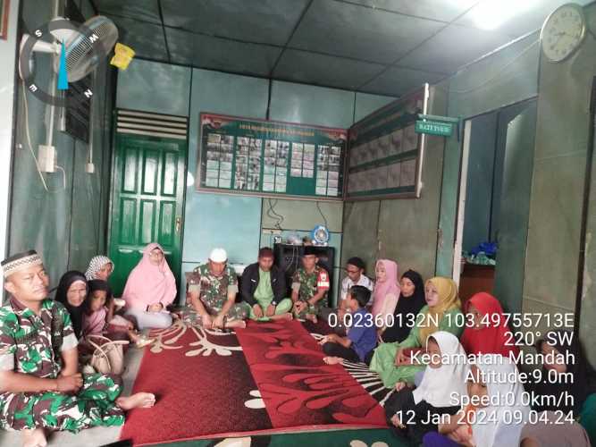 Jumat Berkah,Koramil 08/Mandah Bagi Bagi Sedekah Kepada Anak Yatim Piatu