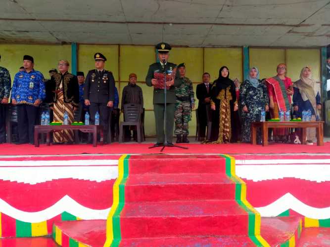 Di Tengah Guyuran Hujan, Danramil Pulau Burung Inspektur Upacara Hari Lahir Pancasila