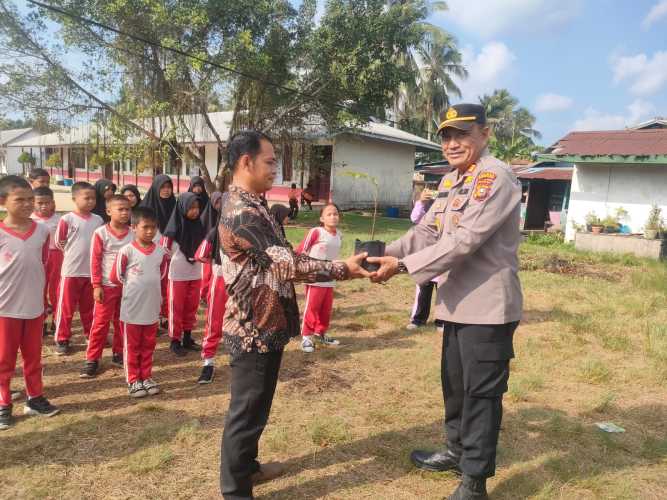 Tingkatkan Edukasi  Lingkungan Bagi Para Pelajar Sekolah, Kapolsek Pulau Burung Berikan Pohon Kehidupan dan Gelar Penghijauan