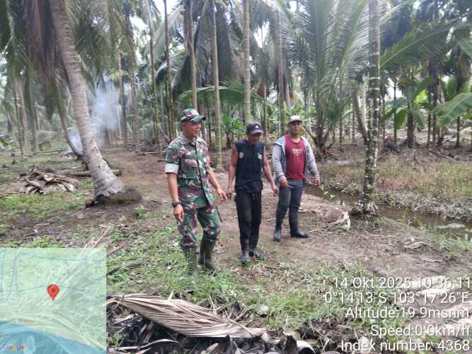 Babinsa Koramil 12/Batang Tuaka Laksanakan Patroli Tapal Batas Untuk Cegah Kebakaran Lahan di Sungai Piring