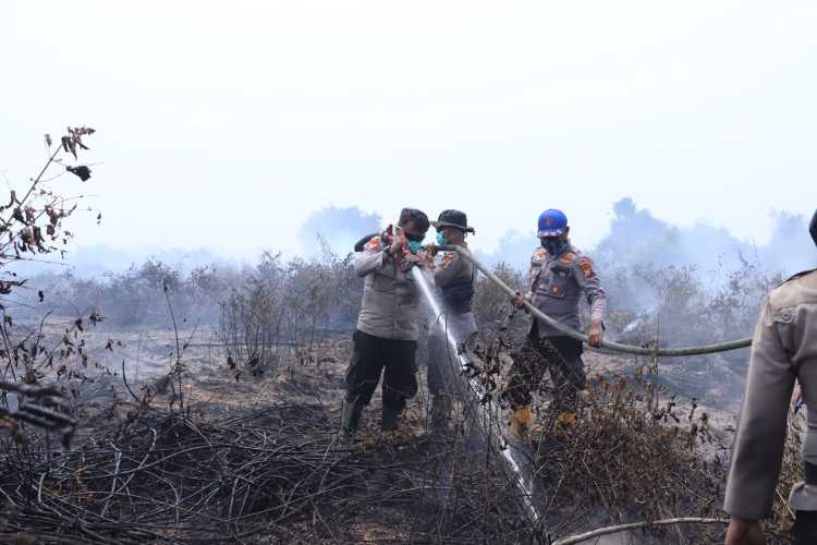 Kapolres Inhil Pimpin Pemadaman dan Pendinginan Hotspot di Desa Kayu Raja