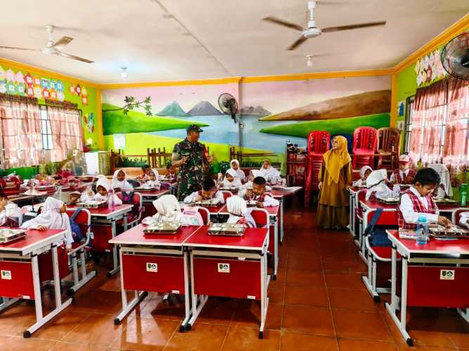 Serda Miskal turut mengawasi kesiapan lokasi, kehadiran penerima manfaat, serta kelancaran distribusi makanan