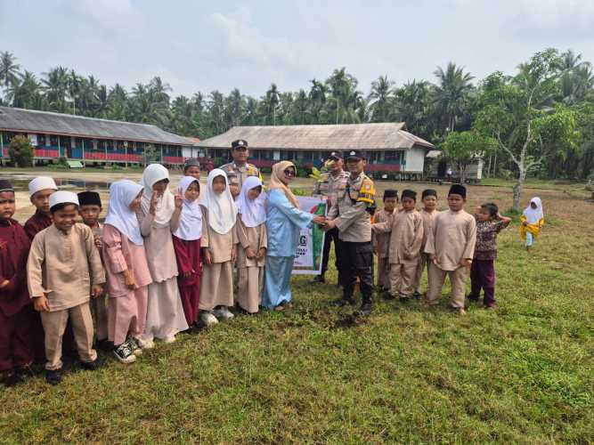 Babinkamtibmas Polsek Pelangiran Jalankan Program Green Policing di SDN 004, Kapolsek Tekankan Edukasi Lingkungan Sejak Dini