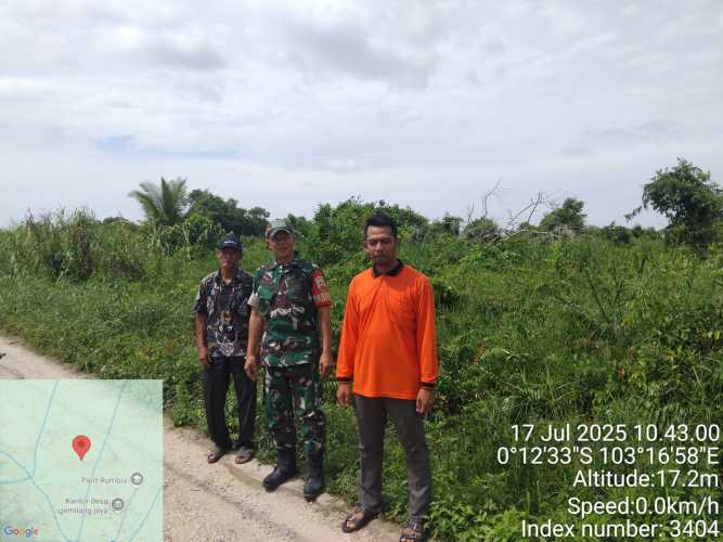 Babinsa Batang Tuaka Gelar Patroli dan Sosialisasi di Kelurahan Sungai Piring