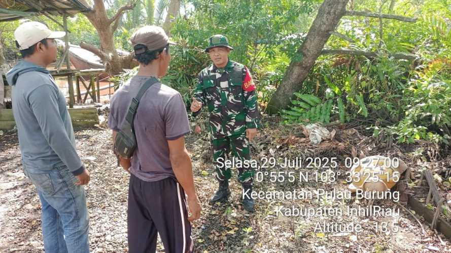 Babinsa Koramil 11/Pulau Burung Pantau Kawasan Perkebunan Warga untuk Antisipasi Karhutla