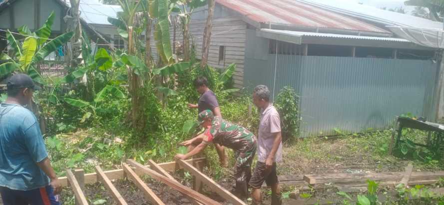 Momen Ramadhan, Serda Guntur Membantu Warga Yang Tidak Mampu