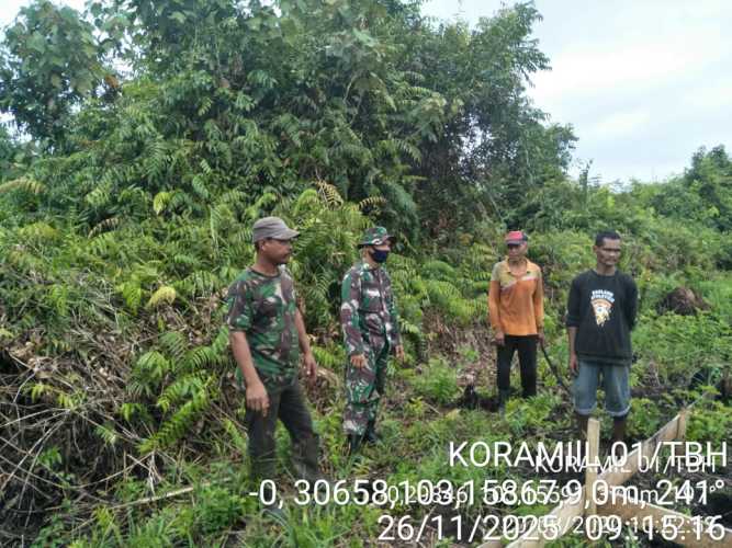 Babinsa menjaga tapal batas wilayah melalui patroli rutin