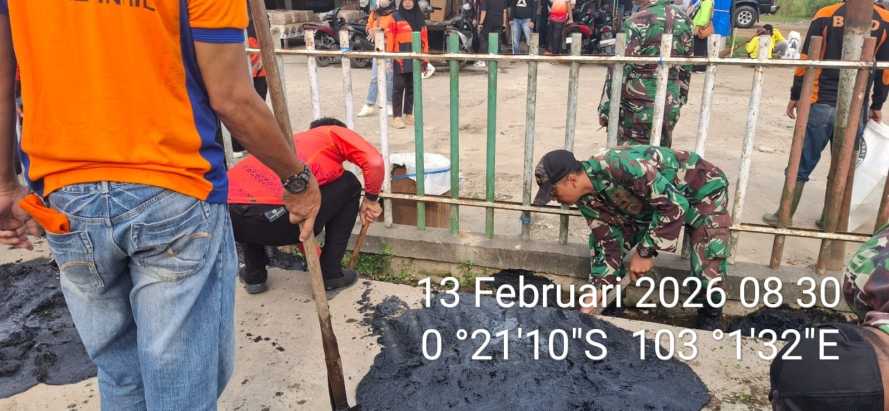 Dedikasi Personel Koramil 01/Tembilahan dalam Giat Goro Pasar Pagi