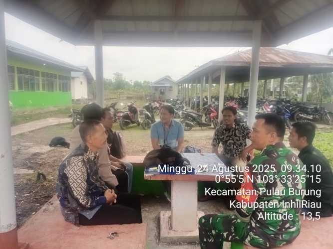 Babinsa Koramil 11/Pulau Burung Aktif Jalin Komunikasi Sosial dengan Masyarakat Desa Sungai Danai