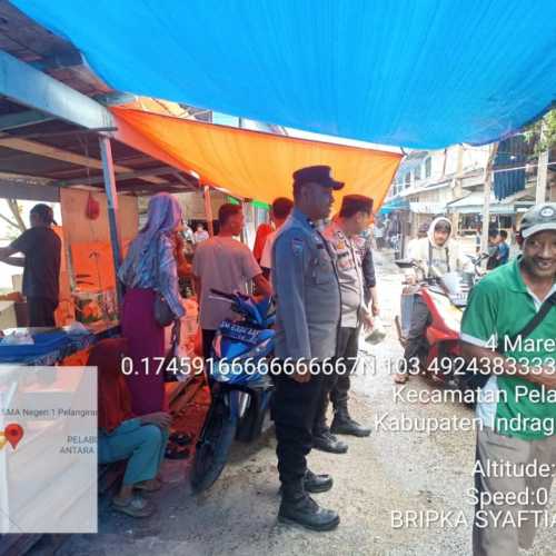 Pelangiran Police Ensure Security at Ramadan Market, Kapolsek Highlights Community Safety