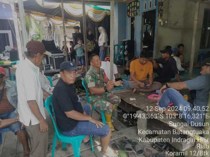 Babinsa Sungai Dusun Cegah Isu Provokatif Rusak Persatuan dan Kesatuan Warga