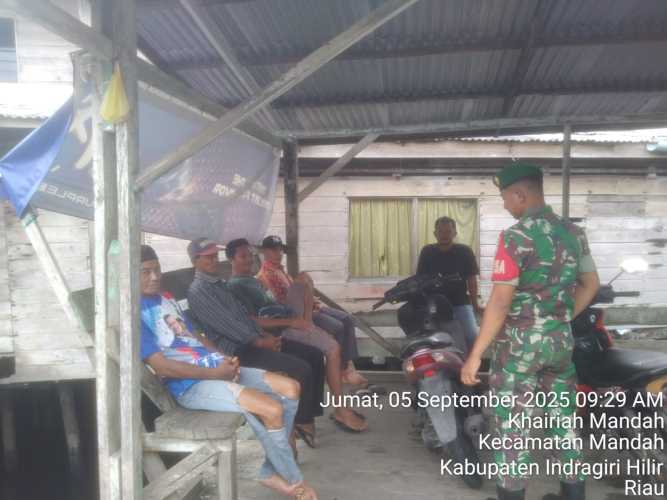 Babinsa Koramil 08/Mandah Sosialisasikan Keselamatan Berkendara kepada Komunitas Ojek