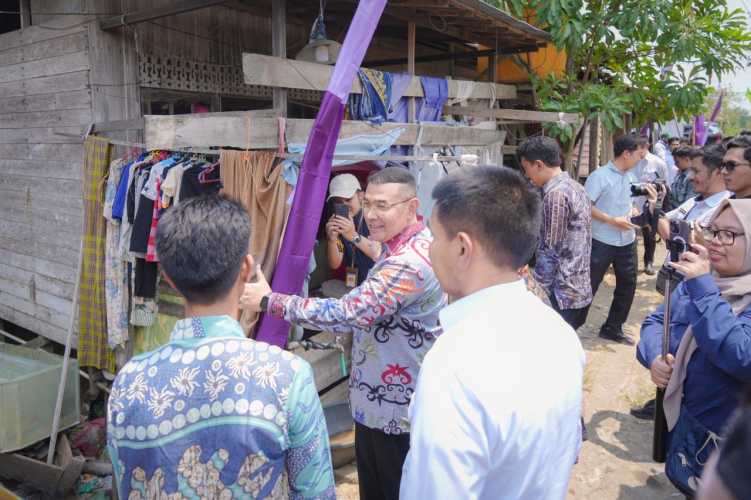 Wamen Ossy Serahkan Sertipikat bagi MBR di Kalsel, Dukung Penyediaan Rumah Layak Huni Lewat Legalitas Tanah