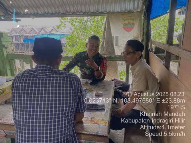 Babinsa Mandah Pratu Cavien Prayogo Jalin Silaturahmi dan Sebarkan Jiwa Kebangsaan di Desa Bakau Aceh