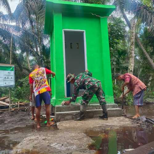 Sertu Siswanto dan Koramil 11/Pulau Burung Bangun MCK di Desa Mumpa Melalui TMMD ke-123