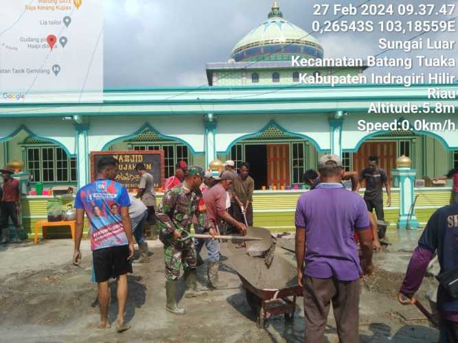 Berikan Kemudahan Bagi Jamaah Masjid, Babinsa Bersama Warga Goro Pembuatan Tempat Parkir