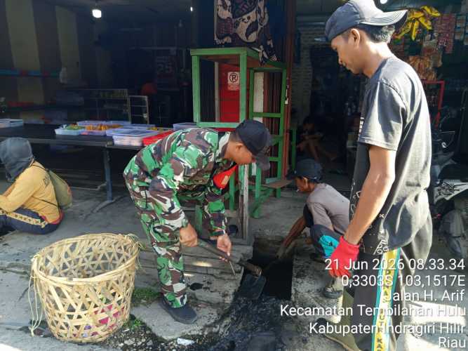 Babinsa Serda Ronald Manalu Optimalkan Bakti Kebersihan di Minggu Pagi