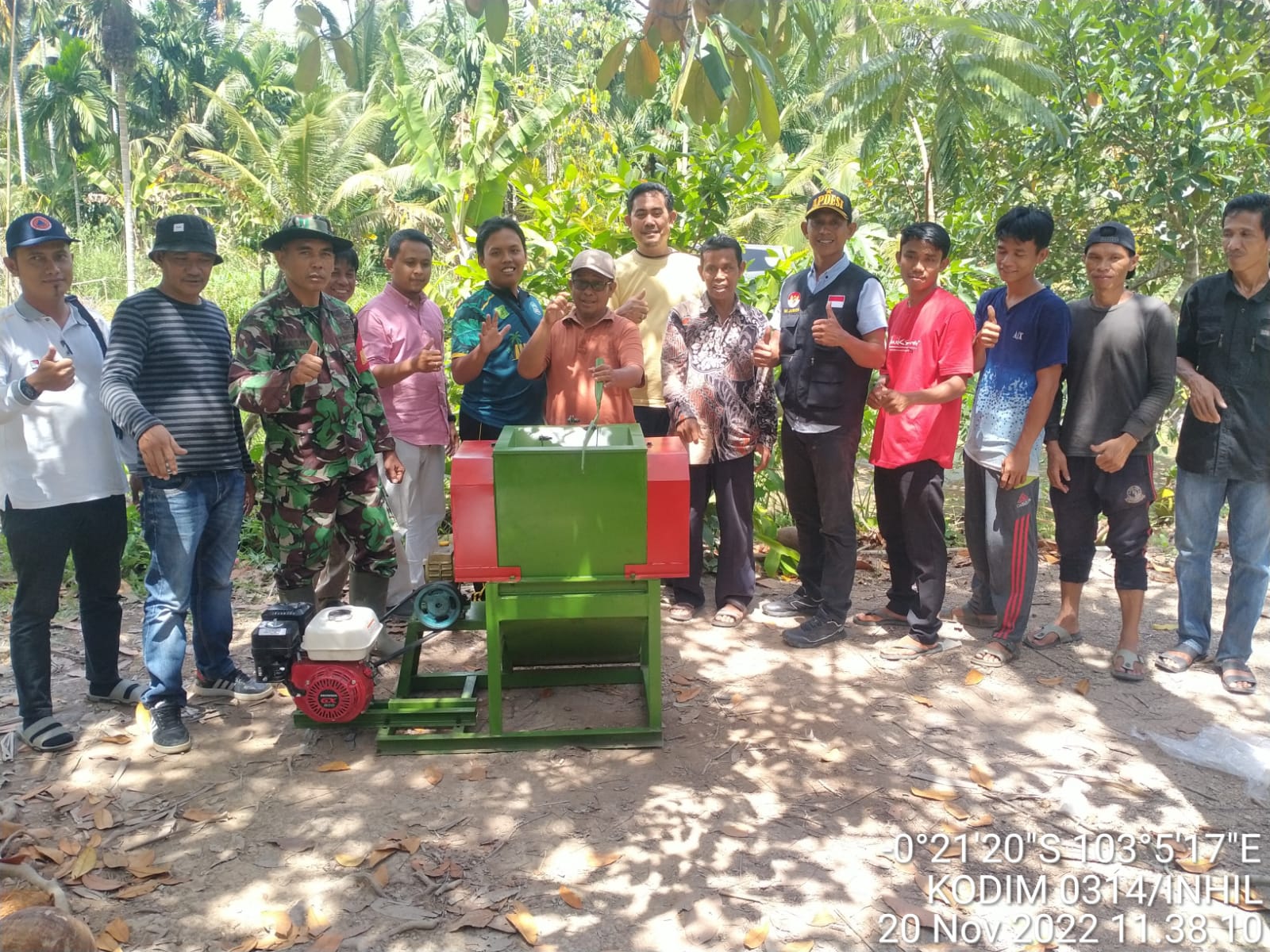 Babinsa Sialang Bersama Warga Benua Langkar Terima Bantuan dari Dinas Perkebunan