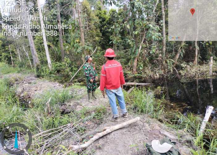 Suhu Gambut Semakin Tinggi, Babinsa Cek Kanal Batas Lahan Konsesi