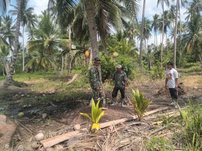 Babinsa Kelurahan Sungai Beringin melaksanakan patroli tapal batas terpadu guna mencegah sengketa agraria.