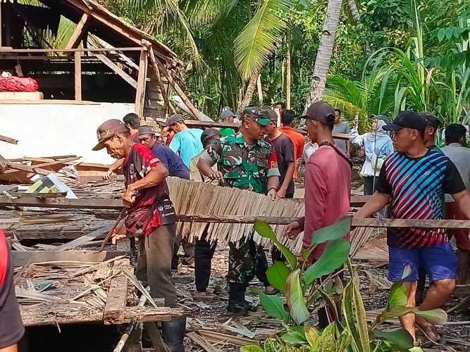 Babinsa Koramil 01/Tembilahan Kodim 0314/Inhil Gelar Gotong Royong Rehab Rumah Warga Kurang Mampu