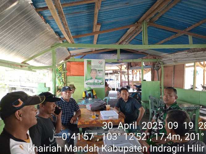 Babinsa Koramil 08/Mandah Lakukan Komsos untuk Tingkatkan Kemanunggalan TNI dengan Masyarakat