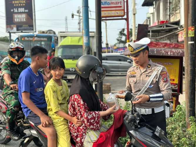 Sat Lantas Polres Batu Bara Berbagi Takjil di Bulan Suci Ramadhan 1446 H