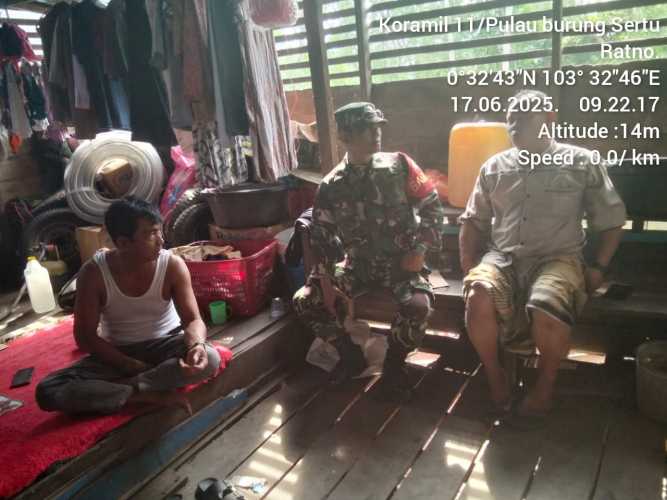 Babinsa Koramil 11/Pulau Burung Jalin Komunikasi dengan Tokoh Masyarakat untuk Membangun Desa Maju
