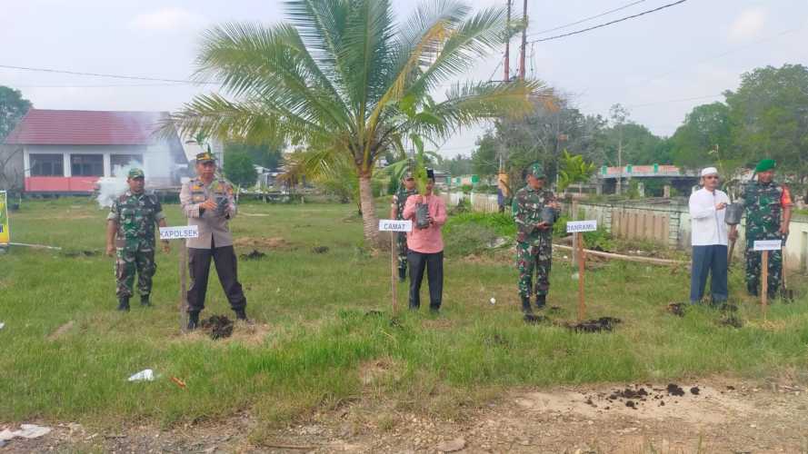 Perintah KASAD, Danramil Mandah Gelar Penghijauan di Wilayahnya