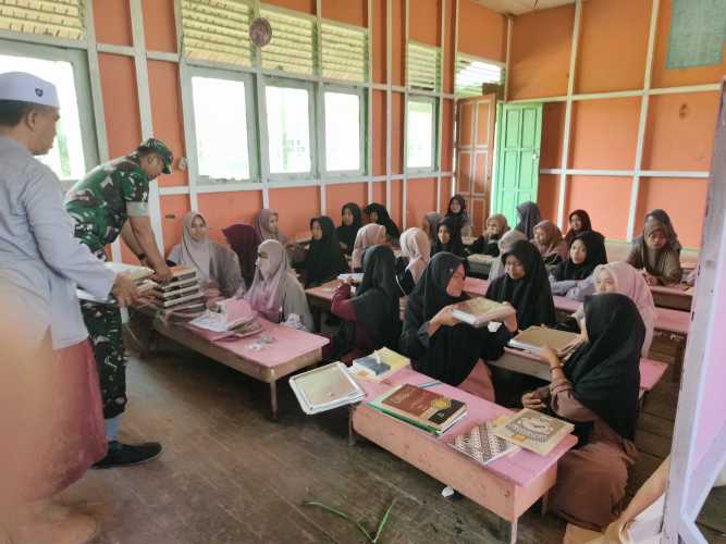 Babinsa Serda Miskal Dampingi Penyaluran Makan Bergizi Gratis bagi 540 Santri di Ponpes Al Baqiatussadiyah