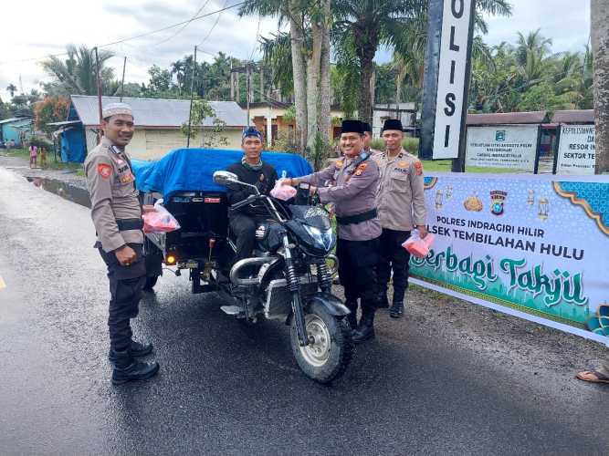 Kapolsek Tembilahan Hulu Iptu Hasan Basri, SH., MH Berbagi Takjil dan Sosialisasi Tertib Lalu Lintas
