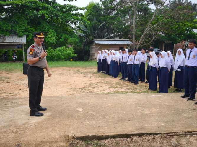Polsek Kemuning Gelar Program Polisi Peduli Pendidikan, Edukasi Siswa tentang Tertib Berlalu Lintas hingga Bahaya Narkoba