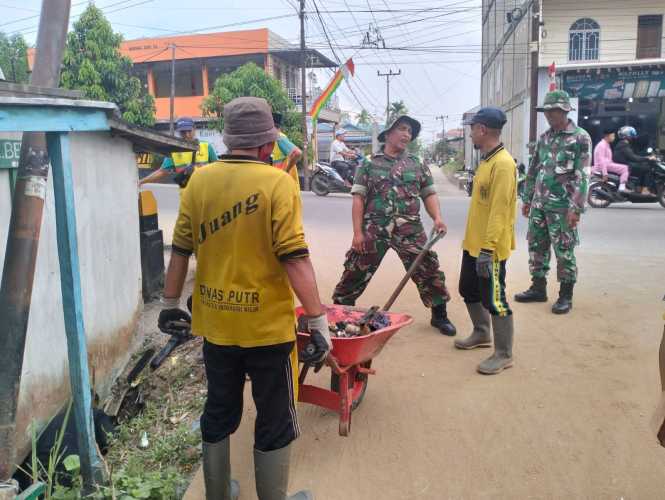 Serda Adri Candra Bersama PUTR Bersihkan Got Jalan Utama