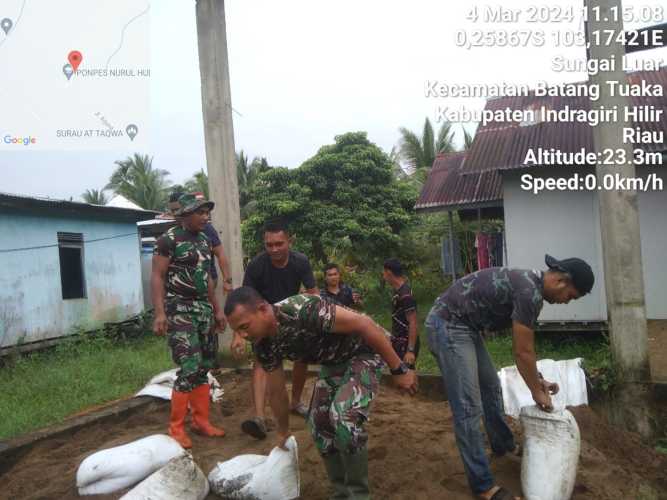 Personil Koramil 12/Batang Tuaka Karya Bakti TNI Lanjutkan Penimbunan Musholla